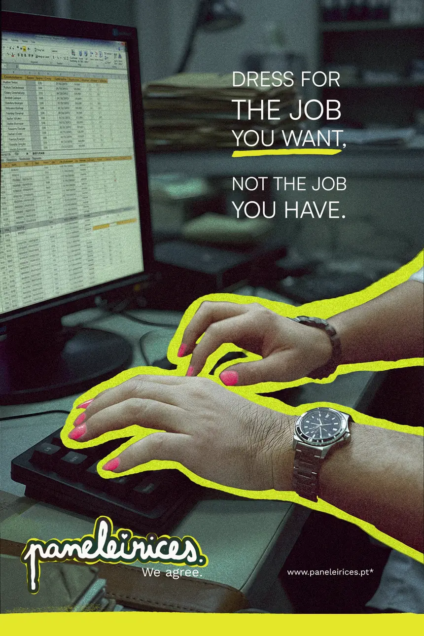 Mupi ad, version B: the same hands at the keyboard. “Dress for the job you want, not the job you have.” Signed: We agree.
