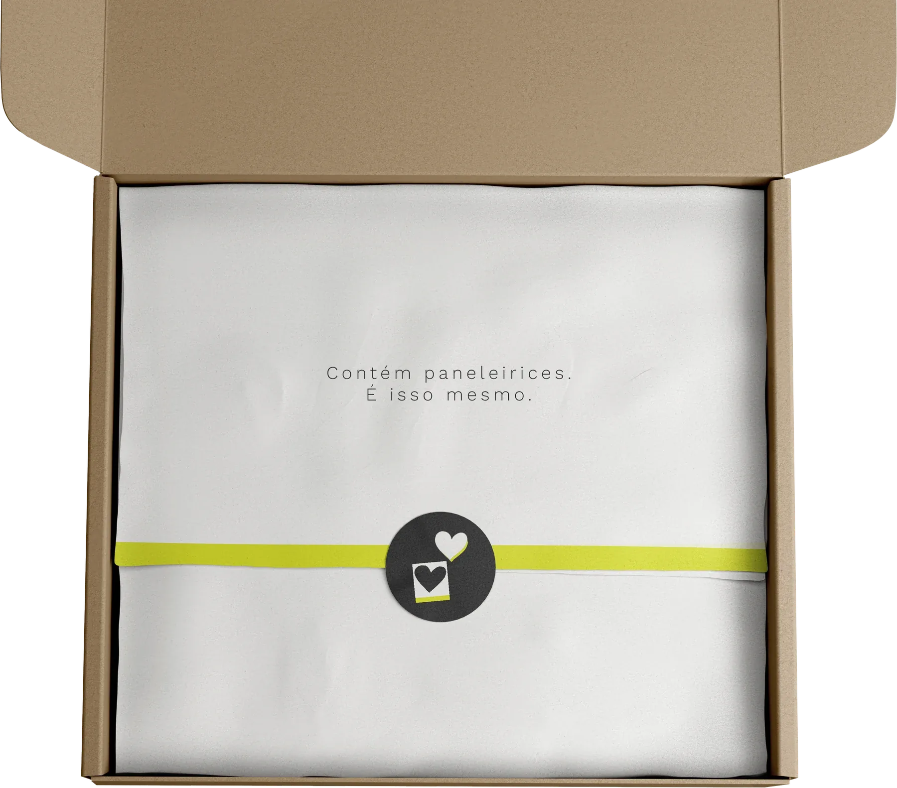 An open kraft shipping box holding folded white tissue paper tied with a neon yellow band and a round black seal with two hearts, printed "Contém paneleirices. É isso mesmo."