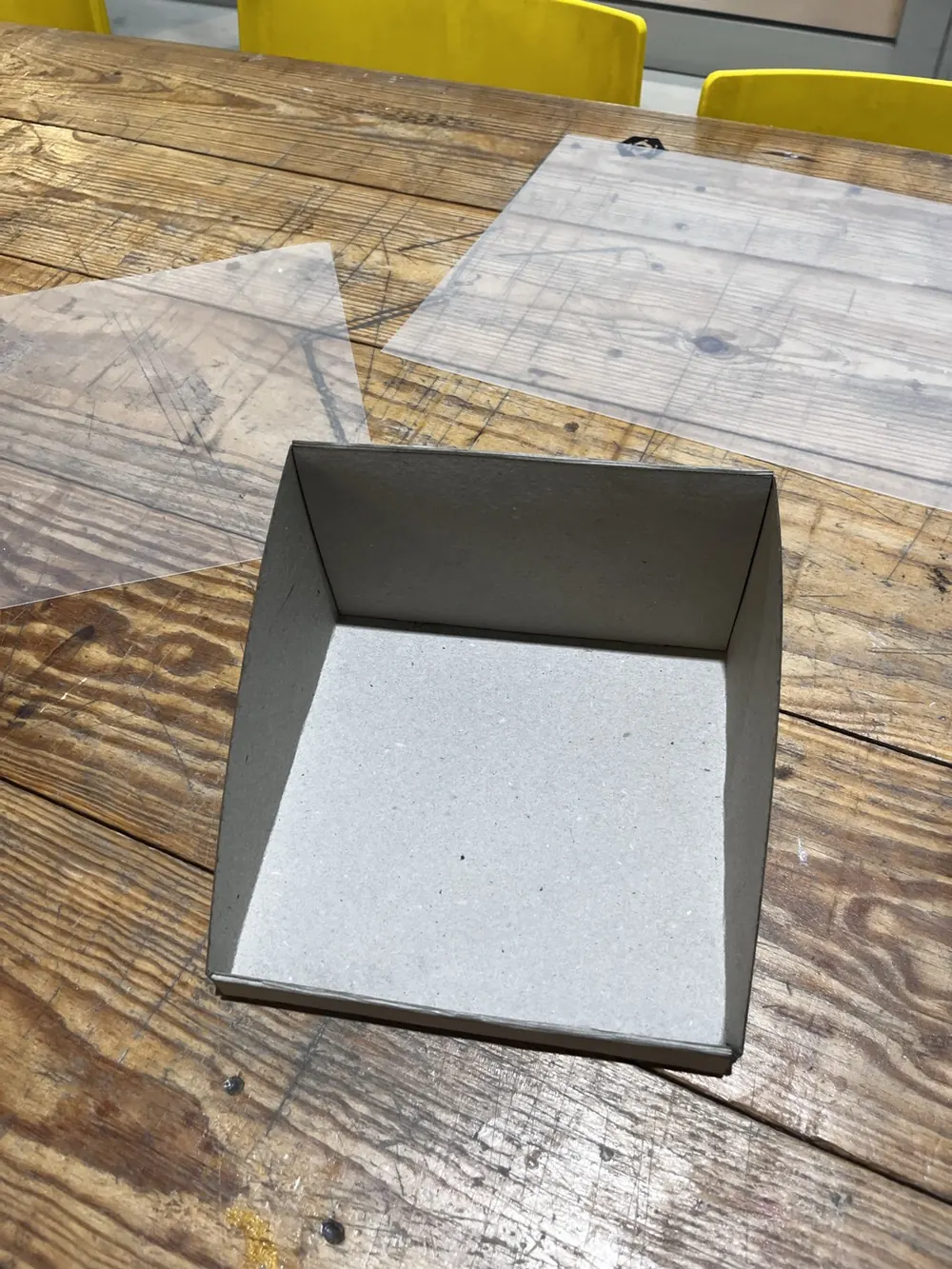 The folded tray, empty, with transparent sheets behind it