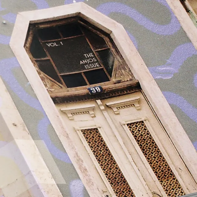 Bairros: close-up of the numbered doorway on the magazine cover